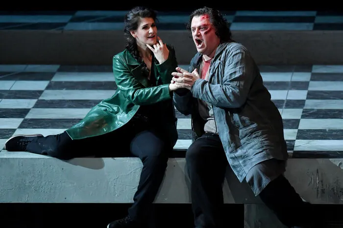 Dazwischen kämpft Harteros als divenhafte Tosca um das Leben ihres Cavaradossi (Aleksandrs Antonenko).