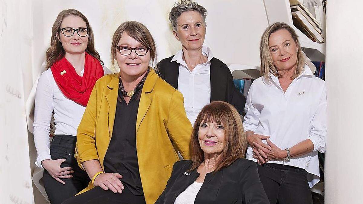 Verena Niedermüller, Sonja Anglberger, Margit Egger-Peitler, Brigitte Zwenig und Gründungspräsidentin Christine Gabriel (vorne sitzend).