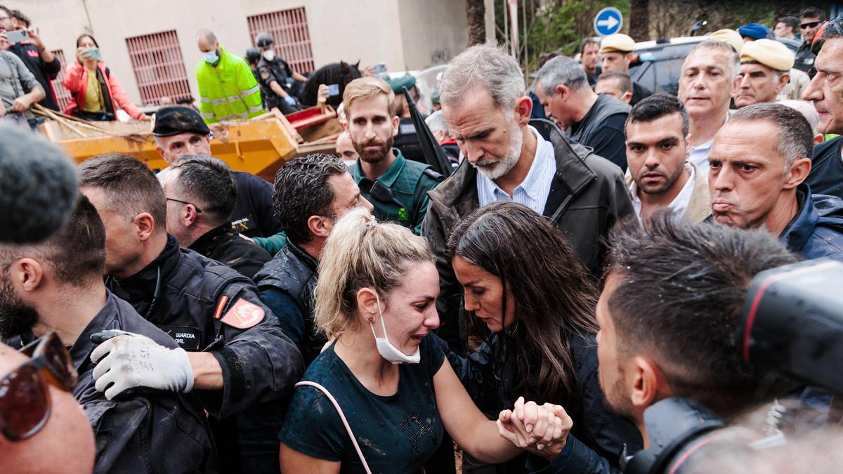 Wütende Einwohner bewarfen Spaniens König Felipe VI und seine Frau, Königin Letizia, während eines Besuchs im durch die Überflutungskatastrophe stark beschädigten Paiporta mit Schlamm. Ihren Besuch setzte das Königspaar dennoch fort.