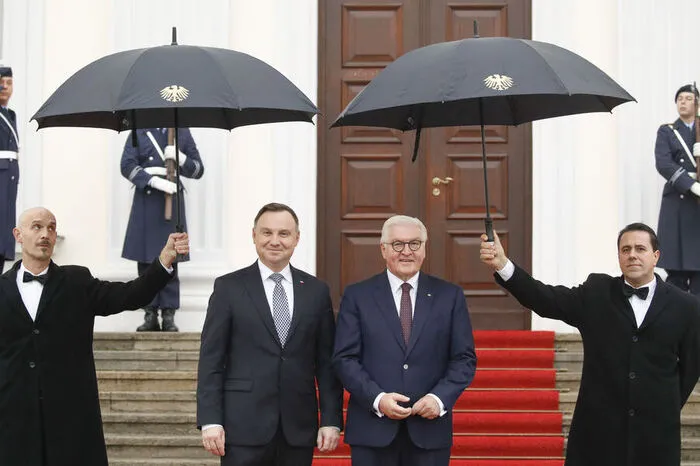 Bundespräsident Frank-Walter Steinmeier (rechts) empfängt den polnischen Präsidenten Andrzej Duda im Schloss Bellevue.