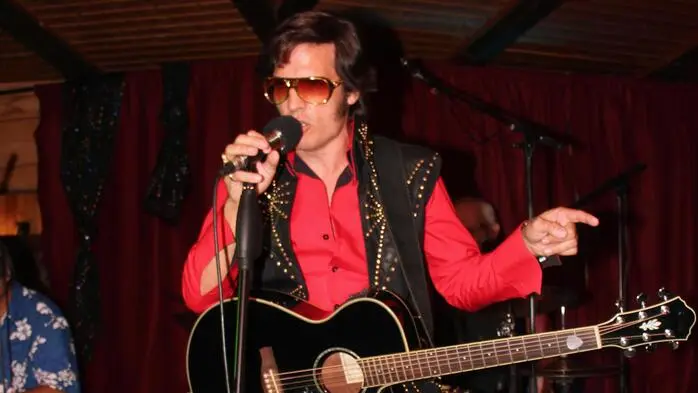 Das war ein perfekter Abend ganz im Zeichen von Elvis Presley. Im Rahmen des Sommerfestivals im Ligister Schilcherhof präsentierte „The Rolling Company Elvis Tribute Show“ mit Front-Man Alex Schwarz als King Elvis die größten Klassiker und Rock’n’Roll Hits der wilden 70er-Jahre. 