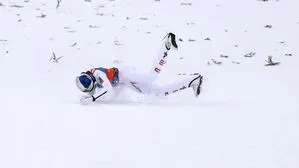 Stephan Embacher stürzte nach einem weiten Satz bei der Landung