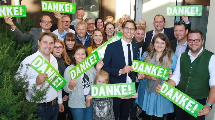 Joachim Schnabel (vorne Mitte) darf sich über den Einzug in den Nationalrat freuen