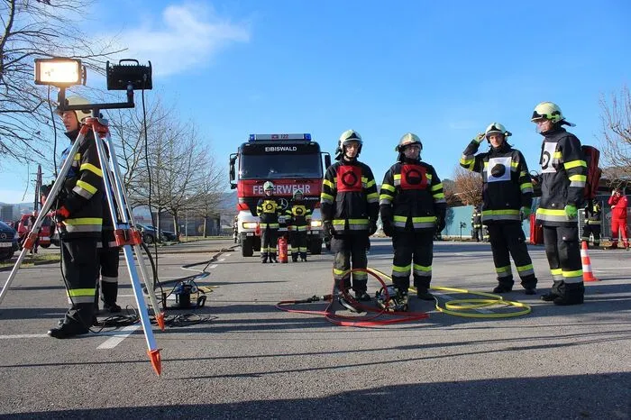 Mit dem Öffnen und Schließen von Spreizer und Schere werden die Arbeiten am Unfallfahrzeug simuliert. Zusätzlich müssen vorab bei der Gerätekunde von jedem Teilnehmer zwei Geräte bei geschlossenen Geräteräumen in den Fahrzeugen gefunden werden.