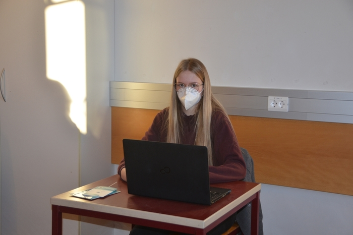 Viktoria Hofbauer aus Waisenegg ist froh, endlich wieder in der Schule zu sein. Die Mitarbeit, so Hofbauer, sei im Präsenzunterricht sehr viel leichter.