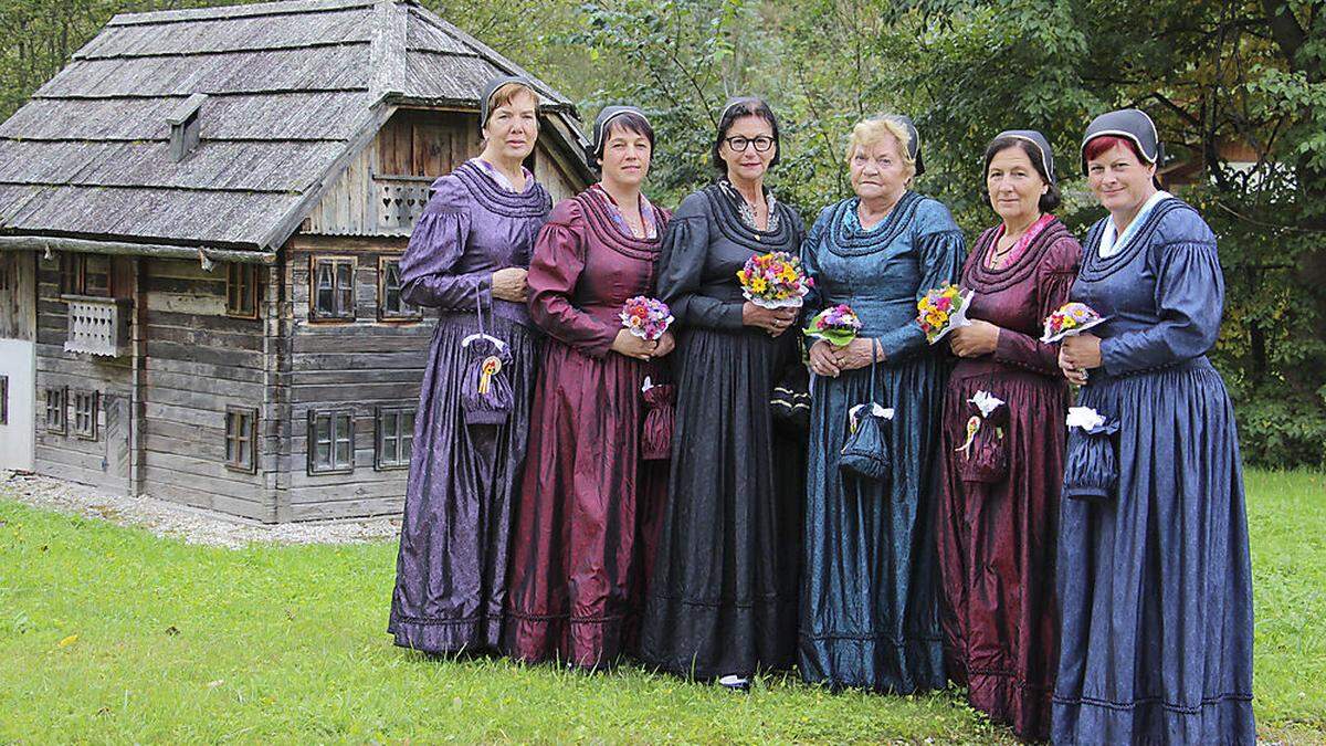 Die Trachtenfrauen Elfriede Pichorner, Birgit, Margot, Marianne und Irmgard Aschbacher sowie Sabine Walasch vor dem Miniatur-Nachbau des Geburtshauses 