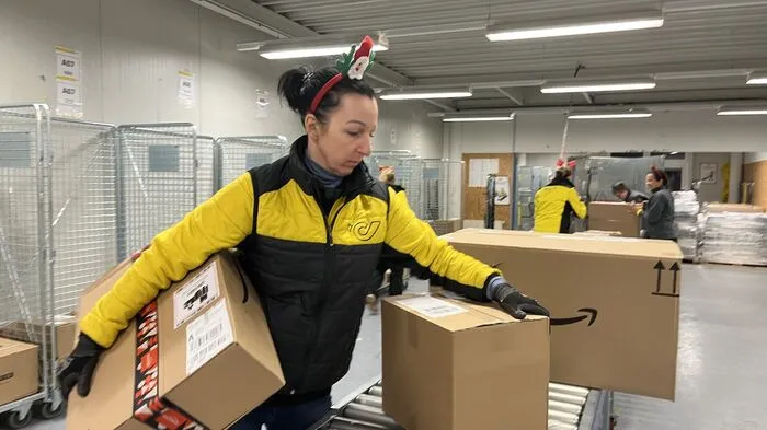 Die beschrifteten Pakete werden von den Vorsortiererinnen gebietsweise aufgeteilt.