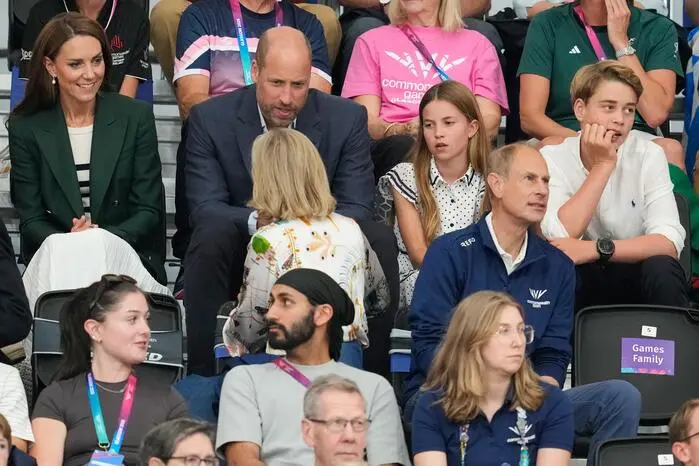 Die Familie verfolgt das Netball-Halbfinale zwischen Jamaika und Australien.