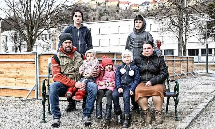 Von rechts: Mihailo (42), Hrtem (15), Angelina (4), Andrea (6), Vanessa (8), Maksim (13) und Ina Kokosh (38)