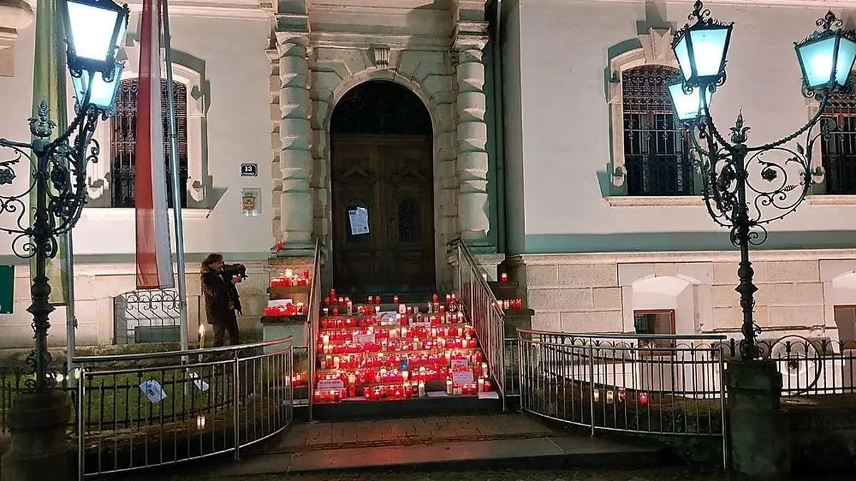 Als Symbol der "zu Grabe getragenen Demokratie" legten die Demo-Teilnehmer Grablichter auf den Stufen vor dem Rathaus ab