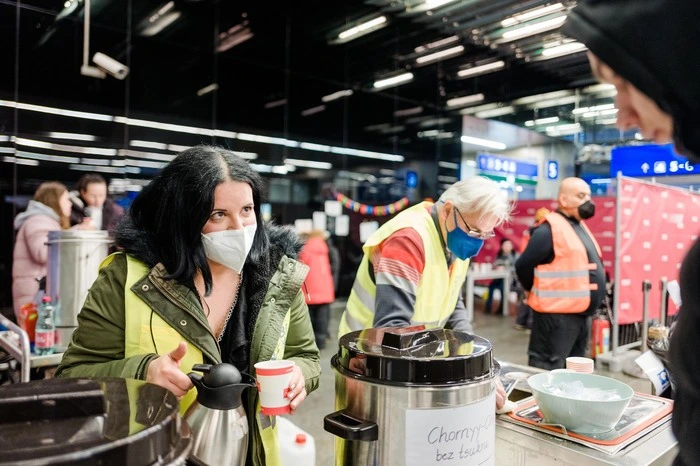 Die Geflüchteten erhalten Tee, Kaffee und warmes Essen