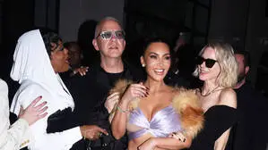 Ryan Murphy mit Darstellerinnen von „All‘s Fair“: Niece Nash, Kim Kardashian und Naomi Watts 