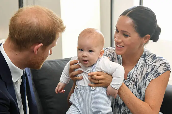 Auch die Kinder von Harry und Meghan werden nun zum ersten Mal Prinz und Prinzessin: "Prinz Archie Mountbatten-Windsor" und "Prinzessin Lilibet Mountbatten-Windsor". In einem viel diskutierten Interview des Paares bei Oprah Winfrey beschrieb Meghan Markle ihren „Schmerz“, als sie behauptete, der Hof hätte ihrem Sohn Archie den Titel des Prinzen verweigert. Dem Buckingham Palace beschuldigte sie, Archie aufgrund seiner Hautfarbe schlechter zu behandeln. Zugleich betonte Meghan, dass ihr der Titel ihrer Kinder nicht sehr wichtig sei. Mit dem Fehlen eines Titels würde den Kindern aber Sicherheitsmaßnahmen verwehrt, was ihre Mutter kritisierte.