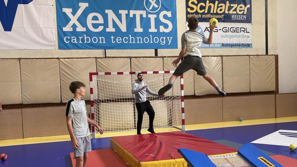 Der Sprungwurf wurde mit Trampolin trainiert