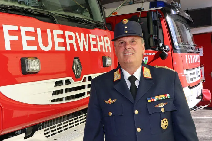 Ludwig Konrad, Bezirksfeuerwehrkommandant: "Auch bei der Feuerwehr ging uns heuer allen das soziale Umfeld ab. Daher erhoffe ich mir, dass wir nächstes Jahr alle wieder näher zusammenrücken können. Außerdem wünsche ich mir bei jedem Feuerwehreinsatz, dass alle Männer und Frauen, die bei uns an Notfällen ausrücken, wieder gesund zu ihren Familien heimkehren können."