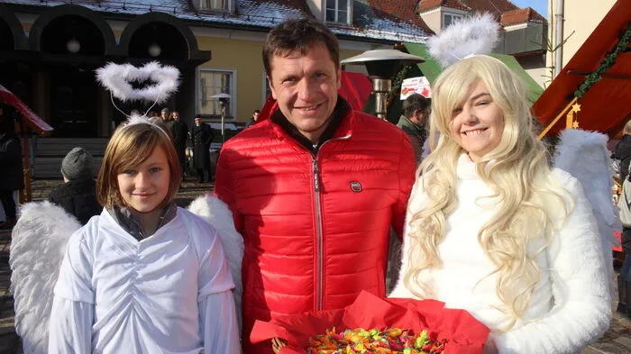 Eine bunte Palette an Kunsthandwerk undkulinarischen Schmankerln wurde beim Adventmarkt im Bereich des Teleparks in Bärnbach den Besuchern angeboten.