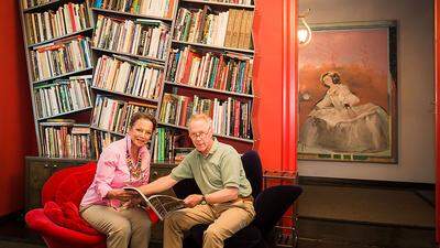 Sie setzen im Schloss Akzente: Pepo Pichler und seine Frau Anitanaz in der Bibliothek
