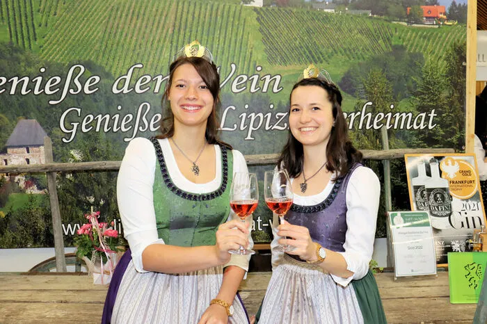 Die vielen Besucher konnten an zwei ausverkauften Abenden sich von der hohen Qualität der Weine aus heimischer Produktion überzeugen, mit den Winzern persönliche Gespräche führen und Infos einholen. Begrüßt wurden die Gäste von den Weinhoheiten Katrin Dokter und Beatrix Luttenberger.