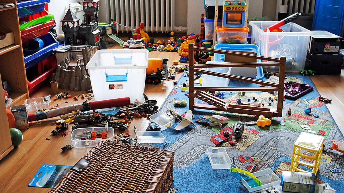 Konfliktzone Aufräumen: Für Eltern ein totales Chaos, für Kinder eine geheimnisvolle Spielkulisse.
