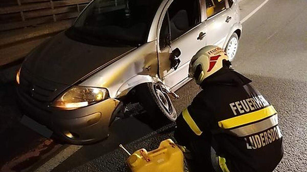 Eines beiden am Unfall beteiligten Fahrzeuge