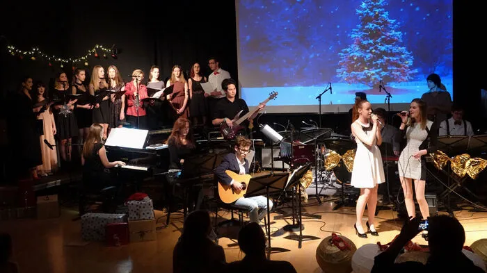 Junge Sängerinnen und Sänger, die auch als Solisten auftraten, gestalteten mit Musikern aus der Musikschule Weiz das Benefizkonzert zugunsten der St. Anna Kinderkrebsforschung.