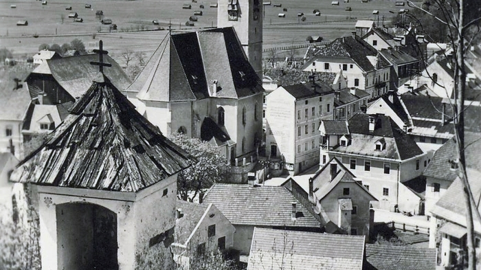 Ein Jubiläumsbuch erzählt anhand 55 verschiedener Stationen die Geschichte von Liezen. Am Bild: Blick vom Kalvarienberg über das Ennstal mit dem Grimming im Hintergrund um 1930