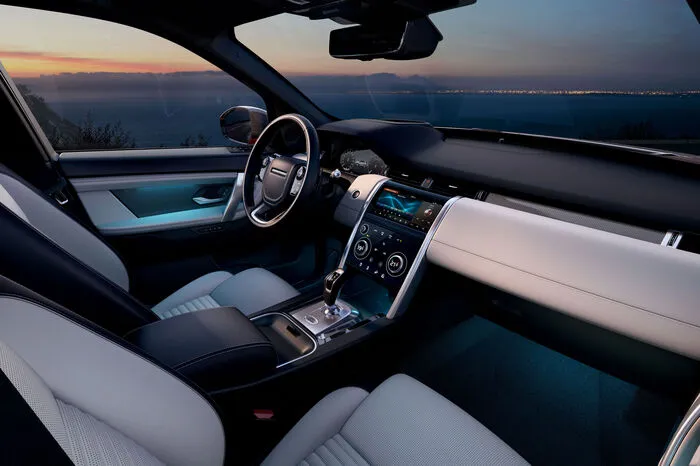 In den Innenraum hält das neue Infotainment-System „Touch Pro“ mit berührungsempfindlichen 10-Zoll-Display Einzug.