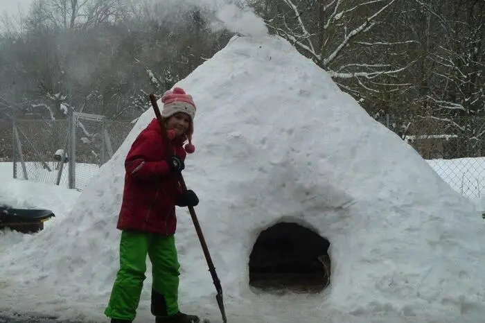 Clara und Caver Pein mit ihrem rauchenden Schneeiglu aus Haselbach. Gebaut mit Oma und Opa