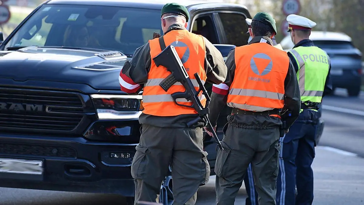 ABD0041_20211030 - GMUNDEN - ÖSTERREICH: Nach der Steiermark und Wien verschärfen nun angesichts steigender Infektionszahlen auch Tirol, Oberösterreich und Kärnten die Corona-Regeln.Im Bild: Eine Ausreisekontrolle am Samstag, 30. Oktober 2021, in Gmunden. - FOTO: APA/WOLFGANG SPITZBART