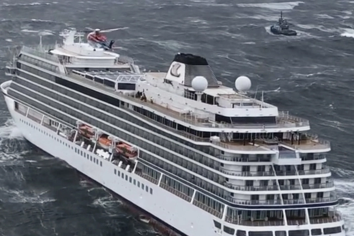 Das Schiff befand sich auf dem Weg von Tromsö in Nordnorwegen nach Stavanger im Süden, als es wegen eines Motorschadens einen Notruf absetzte.