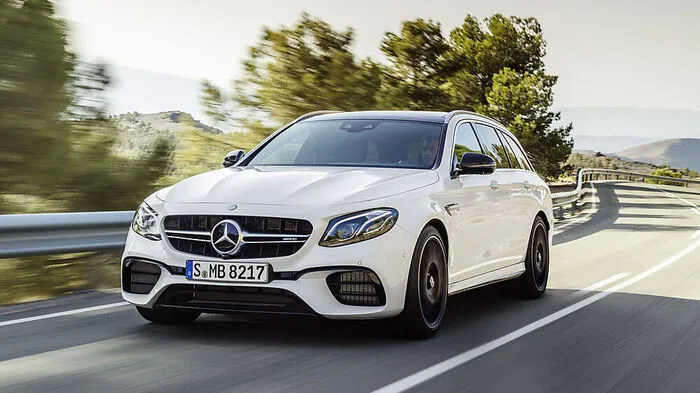 Jetzt macht AMG auch dem T-Modell der Mercedes E-Klasse Beine: Im E 63 4Matic sorgt der 4-Liter-V8-Biturbomotor mit 612 PS Leistung für stattlichen Vortrieb. Das stärkere S-Modell klotzt mit 850 Newtonmetern maximalem Drehmoment und stürmt in 3,5 Sekunden von 0 auf 100 km/h.