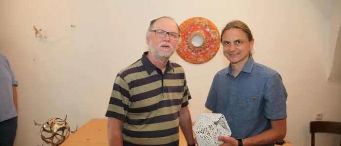 Peter Brandl-Rupprich (links) begrüßte den Künstler Johannes Schweighofer zum Gespräch im „12er-Haus“ in Pöllau