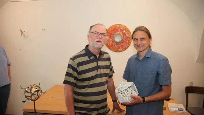Peter Brandl-Rupprich (links) begrüßte den Künstler Johannes Schweighofer zum Gespräch im „12er-Haus“ in Pöllau