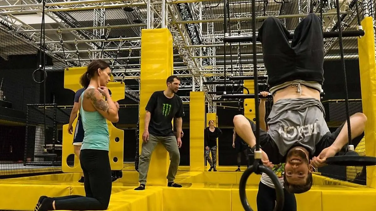 Der Trampolinpark ist bereits eingerichtet und wird schon eifrig getestet