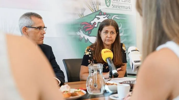 Stellten am Donnerstag die Pläne für die regionalen Beratungszentren vor: Soziallandesrätin Doris Kampus und Behindertenanwalt Siegfried Suppan