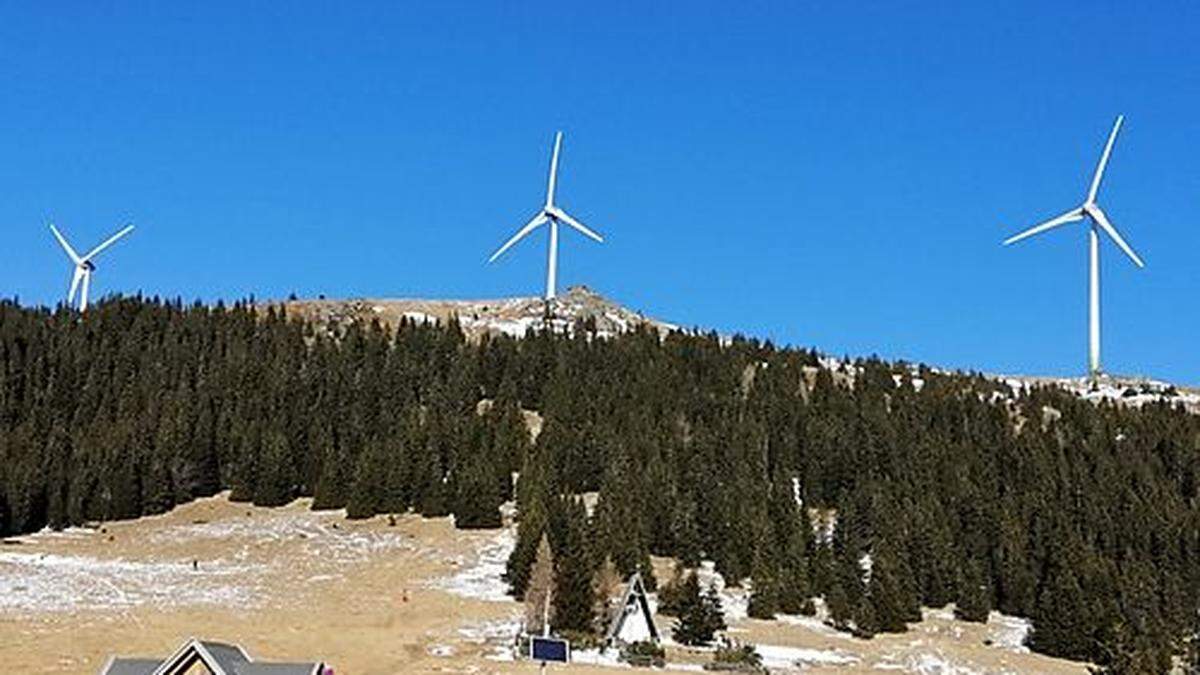 Den Windpark Handalm in der Steiermark mit 13 Windrädern sieht man von der Weinebene aus. Der Windpark Bärofen mit acht Windrädern ist rund zehn Kilometer entfernt auf der Kärntner Seite der Koralpe geplant 