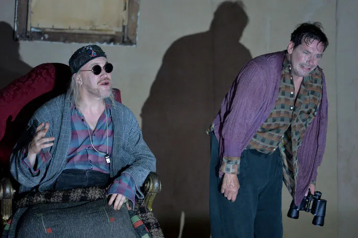 ... die Burgtheater-Mimen Nicholas Ofczarek (Hamm) und Michael Maertens (Clov) ...