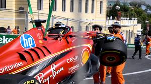 Charles Leclerc landete mit seinem Ferrari im Reifenstapel