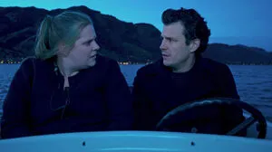 Szene aus "Das dunkle Paradies" mit Stefanie Reinsperger und Manuel Rubey im gleichen Boot