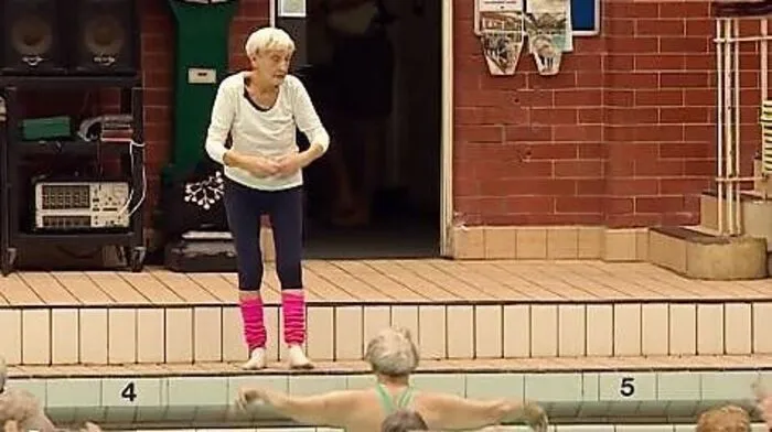 Die rüstige 90-Jährige hält Aqua-Aerobic-Kurse