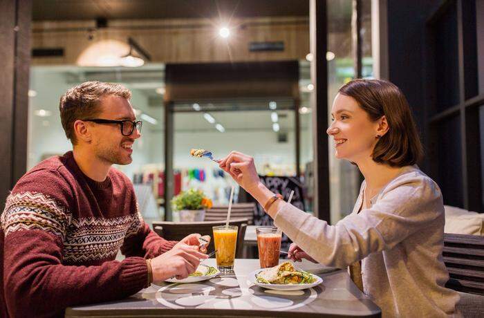 Gegenseitig vom Teller des anderen naschen beim ersten Date? So auch für Veganerinnen und Vegetarier absolut möglich