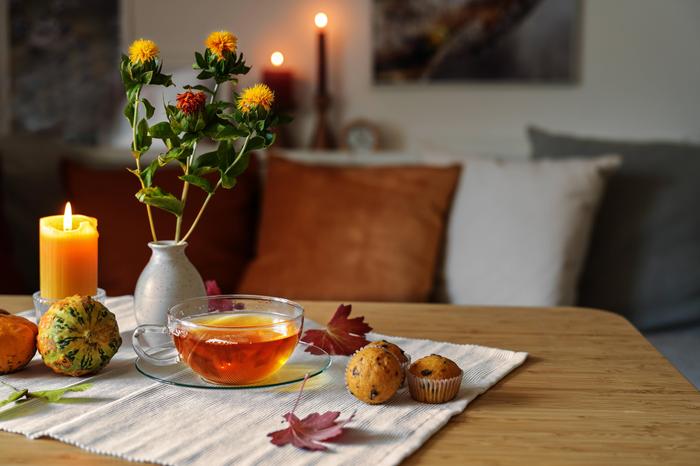 Gemütliche Auszeit zu Hause mit Kerzenlicht, Weihnachtskeksen und einem Tee - oder einem Hygge-Drink. Herz, was begehrst du mehr...