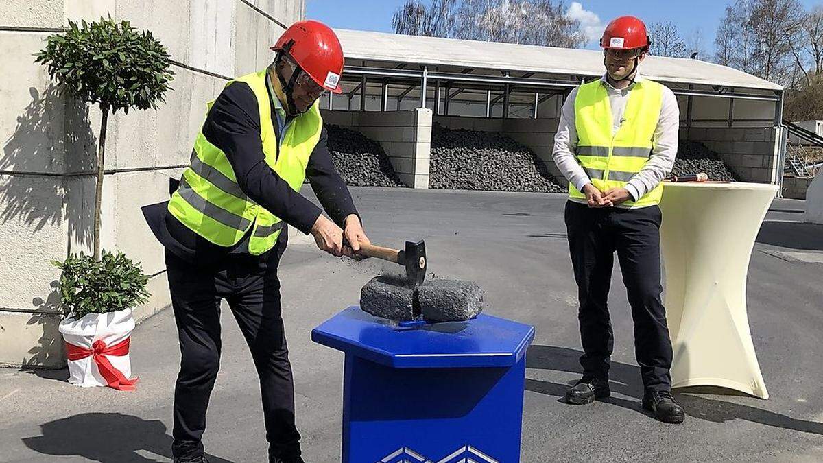 Vizekanzler Werner Kogler zerschlug symbolisch den ersten Stein. Rechts: RHI-Europa-Chef Constantin Beelitz