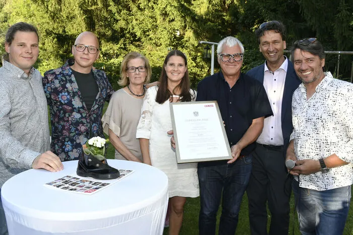 Peter Demschar und Georg Mathiesl von der Wirtschaftskammer (am Foto rechts) überreichten eine Ehrenurkunde für 90 Jahre erfolgreiche Unternehmensgeschichte.