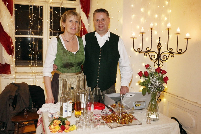 ...zu einer steirisch-eleganten Ballnacht im traumhaften Ambiente des Festsaales im Wasserschloss.