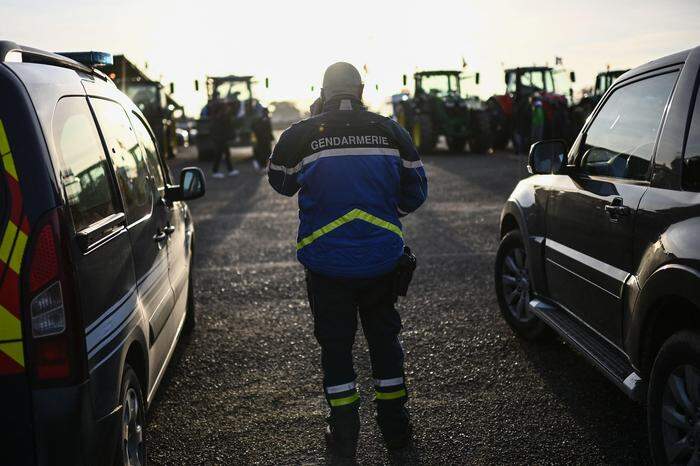 In ihrem Kampf für bessere Arbeits- und Lebensbedingungen haben Landwirte angedroht, ab heute Paris zu blockieren
