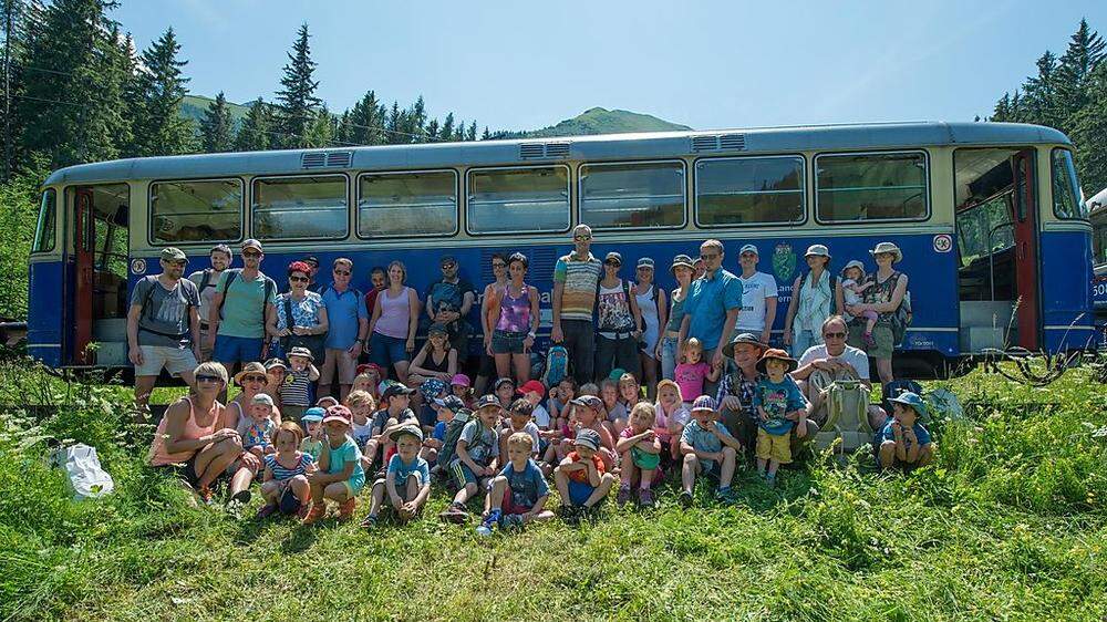 Kleine und große Gäste mit der Erzbergbahn