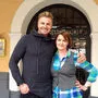 Winzer und Moderator Leo Hillinger gibt Wirtin Karin Rauter Tipps