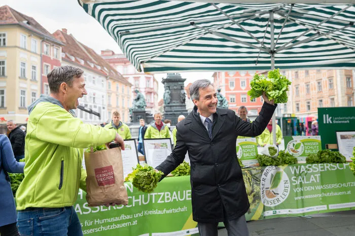 Markus Hillebrand, Sprecher der Grazer-Krauthäuptel-Bauern, mit dem gut gelaunten Grazer Bürgermeister.