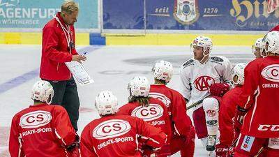 Äußerst aufmerksam waren die KAC-Spieler bei den Übungserklärungen von Headcoach Petri Matikainen